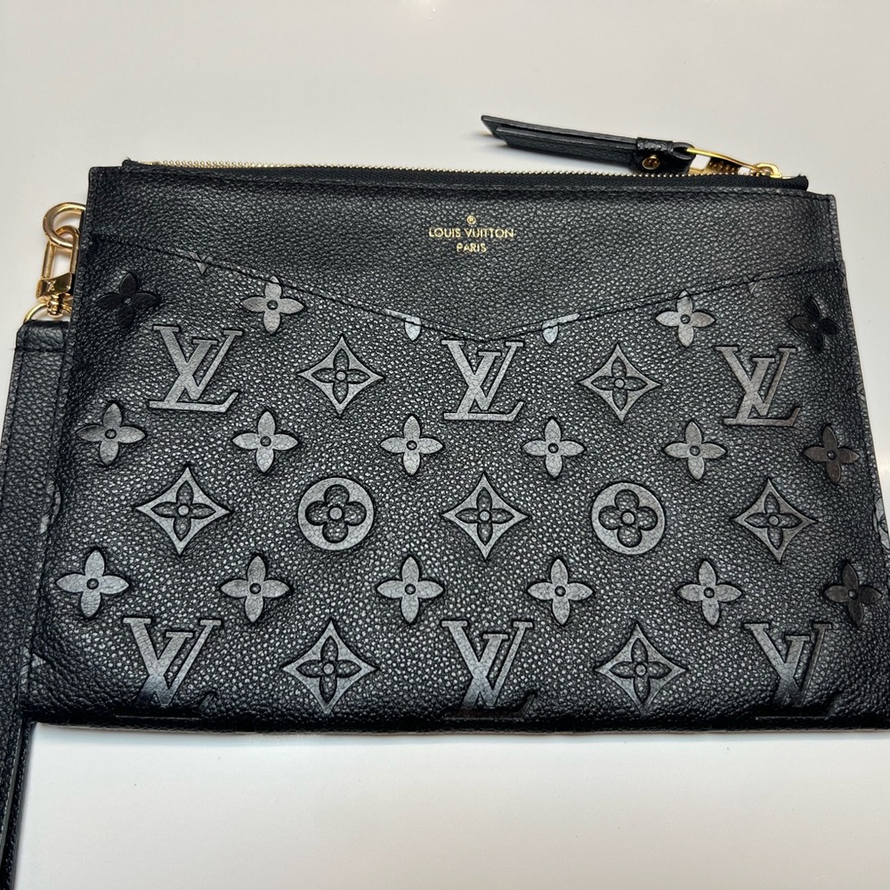 🩷🩷🩷 Louis Vuitton Black Monogram Wristlet-Melanie Pochette MM